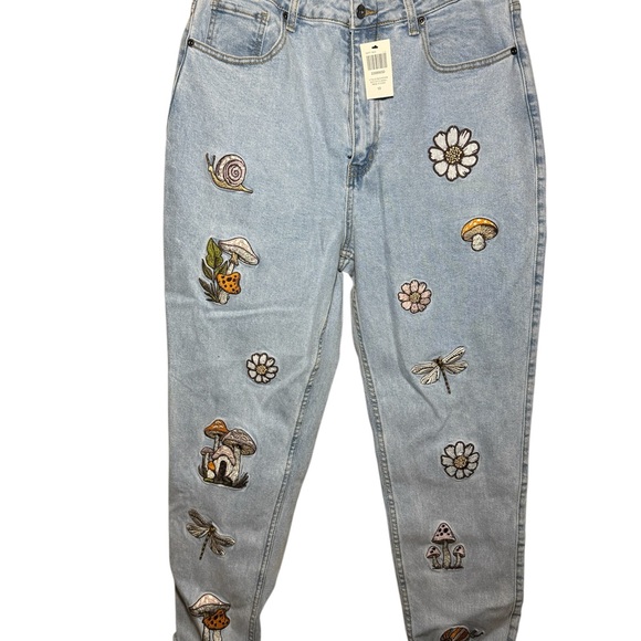 🌿 Hot Topic Mushroom Bug Patch Mom Jeans - Size 13 - Picture 1 of 5